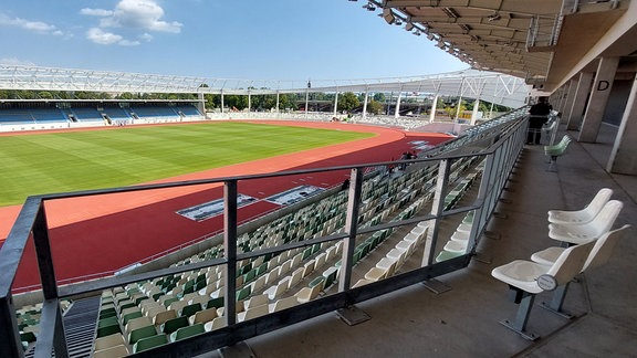 Blick in das Oval eines Leichtathletikstadions.