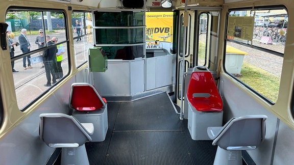 Fahrgastraum mit Sitzen in einer Strassenbahn der Baureihe Tatra.