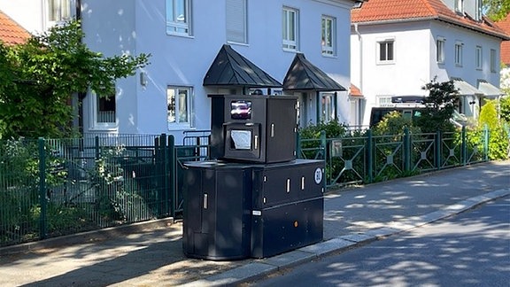 Blitzer-Anhänger auf demGehweg einer Straße