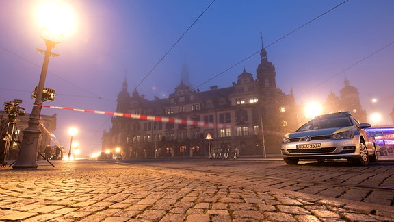 Ein Polizeifahrzeug steht vor dem Residenzschloss mit dem Grünen Gewölbe