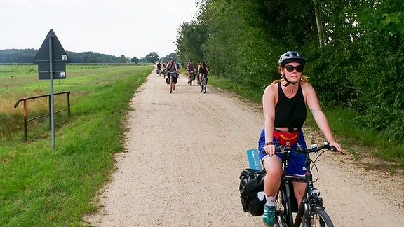 Radlerinnen auf einem Schotterweg unterwegs