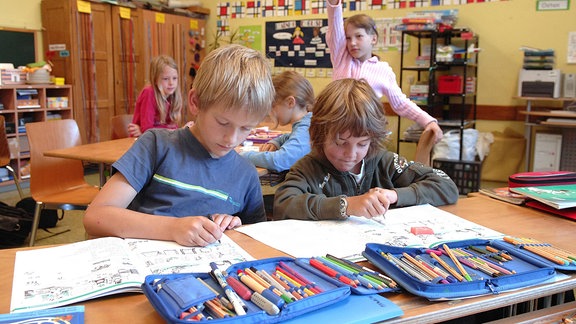 Schüler während des Unterrichtes in einer Grundschule