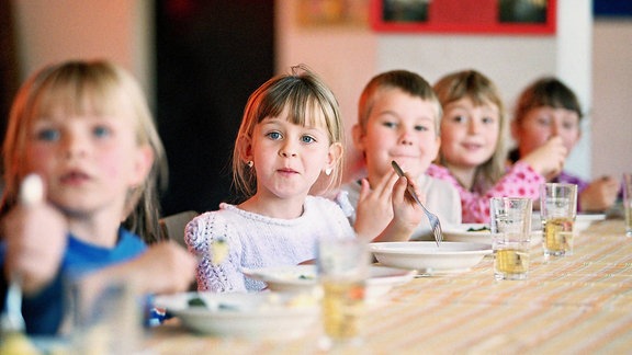 Kinder beim Mittagessen