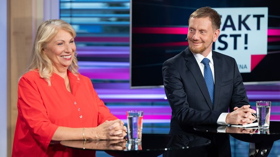 Petra Köpping (SPD), Sozialministerin von Sachsen, und Michael Kretschmer (CDU), Ministerpräsident von Sachsen, stehen vor Beginn der TV-Wahlarena des MDR in einem Saal der Handwerkskammer Dresden nebeneinander.