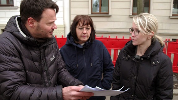 Marikka Fiedler (links) und Astrid Mosebach-Hippe waren Patientinnen im Kopfzentrum Leipzig und behaupten: Dort seien chirurgische Eingriffe abgerechnet worden, die es gar nicht gegeben habe. 