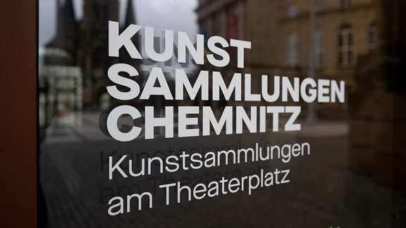 «Kunstsammlungen Chemnitz» steht auf der Eingangstür zum Museum am Theaterplatz in Chemnitz.