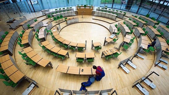 Während der Umbauarbeiten im Plenarsaal des Sächsischen Landtags in Dresden (Sachsen) montieren am 25.09.2014 Heiko Kleppsch (l) und Frank Nimsch Sitzreihen.