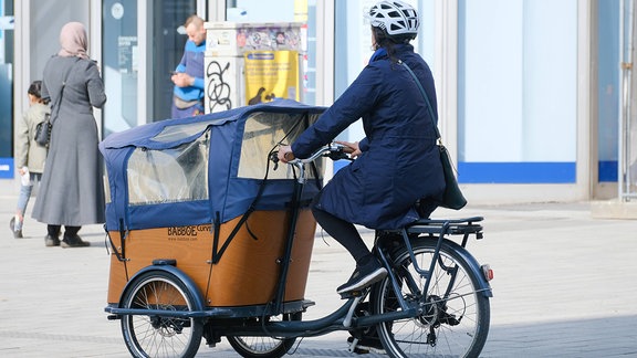 Frau auf Lastenfahrrad