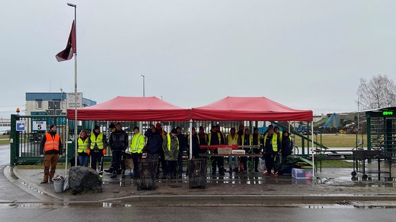 Streikend stehen am Firmengelände von SRW Metalfloat.