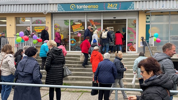 In Kohren-Sahlis strömen Menschen in den neu eröffneten Genossenschafts-Supermarkt "Tante Enso".