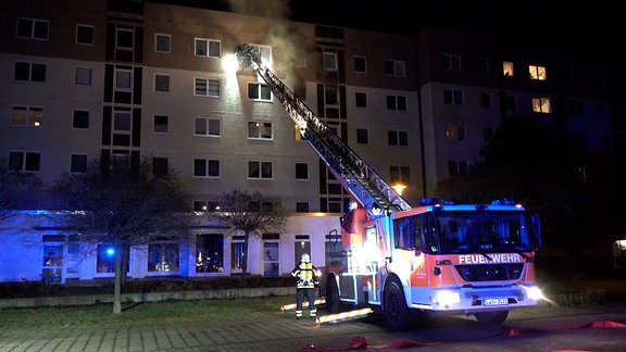 Feuerwehr rettet Menschen mit einer Drehleiter