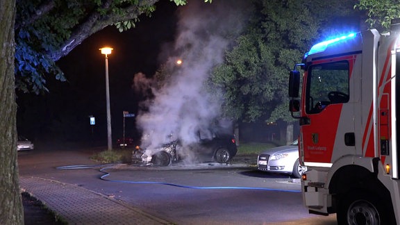 Ein Auto umgeben von dichtem weißen Rauch. 