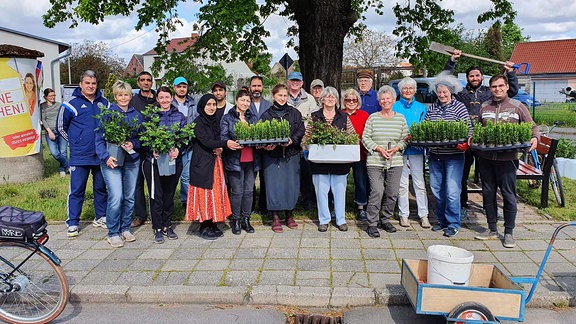 Menschen posieren für ein Gruppenfoto