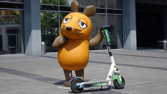 Die Sendung mit der Maus hatte 2021 ihr 50-jähriges Jubiläum. Maus mit E-Scooter