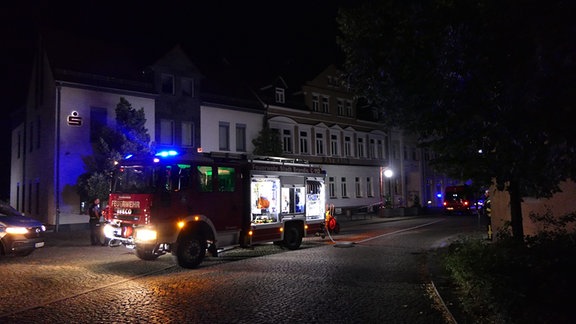 Ein Feuerwehrauto steht vor dem Bankgebäude.