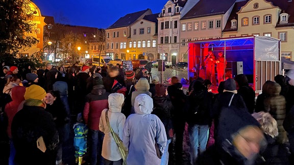 Menschen auf einer Demo in Grimma