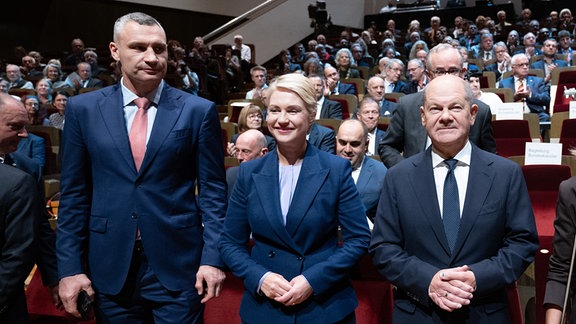 Vitali Klitschko (l-r), Bürgermeister von Kiew, Manuela Schwesig (SPD), Bundesratspräsidentin und Ministerpräsidentin von Mecklenburg Vorpommern, und Bundeskanzler Olaf Scholz (SPD) stehen vor Beginn des Festakt im Gewandhaus.