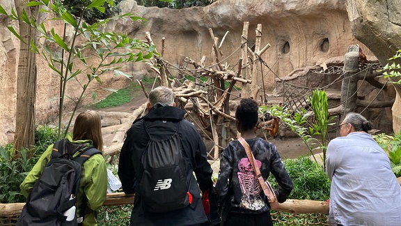 Schüler aus Malawi im Zoo Leipzig