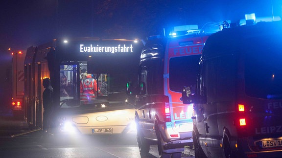 Menschen in einem Evakuierungsbus