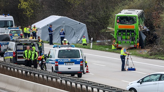 Der verunglückte Bus ist an der Unfallstelle auf der A9 zu sehen.