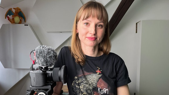 Eine Frau mit dunkelblondem Haar und schwarzem T-Shirt schaut freundlich in die Kamera.