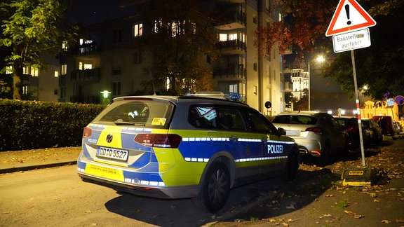 Polizeiautos stehen auf einer Straße