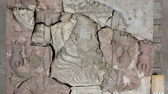 Ein Steinrelief mit Rissen.