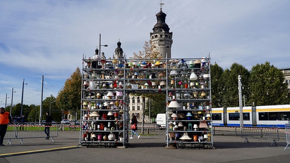 Viele verschiedene Lampen in einem großen Metallregal auf einem Platz.