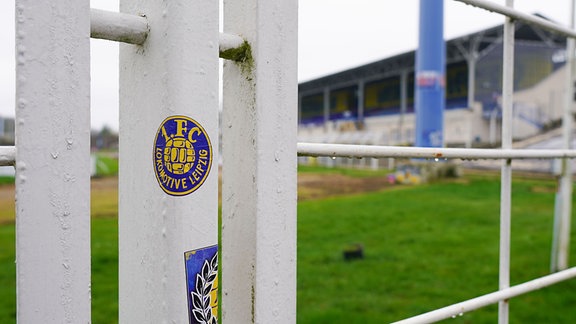 Ein Lok Sticker am Stadion