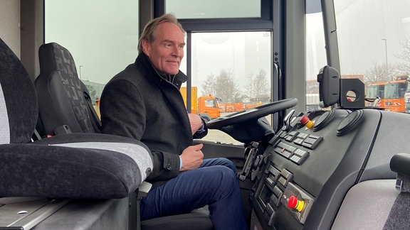 Leipzigs Oberbürgermeister Burkhard Jung sitzt am Lenker eines Müllautos. 