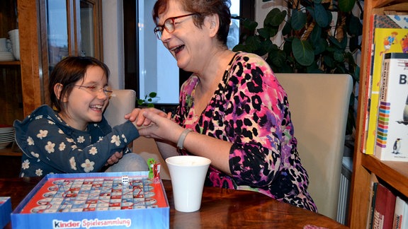 Oma und Enkelin lachen.