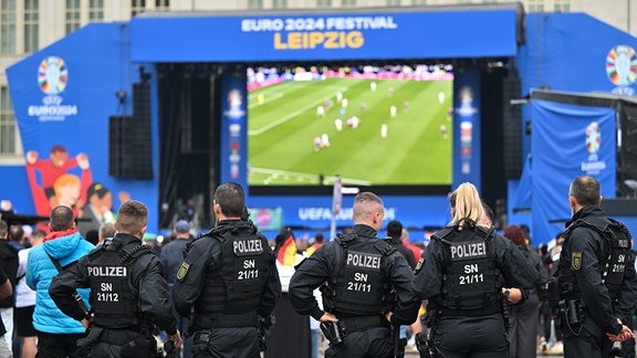 Einsatzkräfte der Polizei beim Public Viewing in Leipzig.