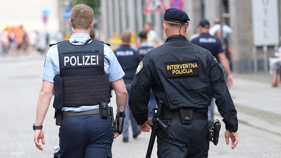 Ein Polizist aus Kroatien (r) und ein deutscher Bundespolizist auf gemeinsamer Streife.