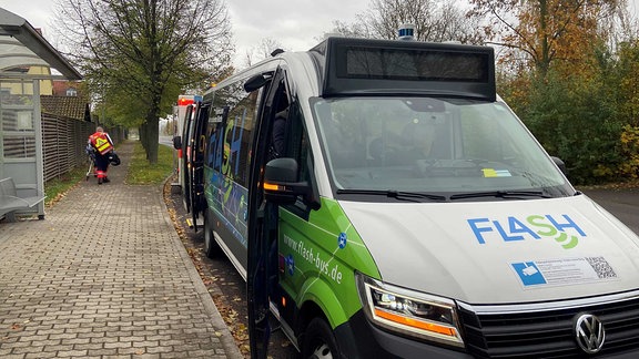 Ein autonom fahrender Bus von außen