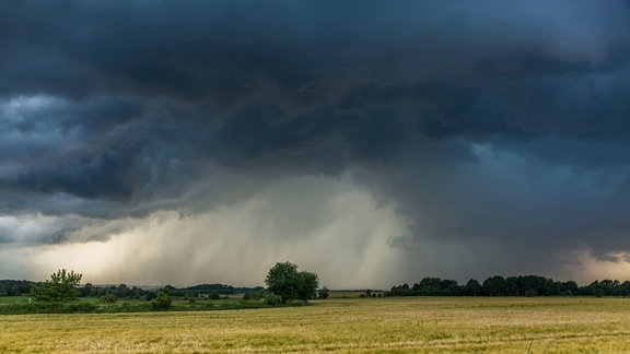 Tiefhängende Wolken und Starkregen