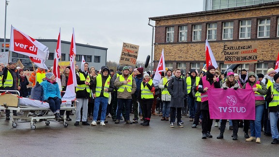 Warnstreik in Leipzig am Mittwoch kurz vor der dritten Runde der Tarifverhandlungen im öffentlichen Dienst der Länder. Auf einer Kundgebung wird auf einem Transparent auch ein "TV Stud", ein Tarifvertrag für studentische Hilfskräfte gefordert.