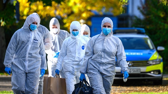 Beamte einer Tatortgruppe in Schutzkleidung