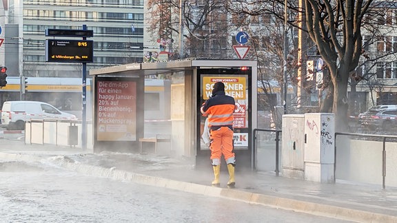 Wasserrohrbruch an einer Haltestelle