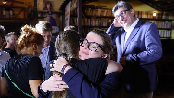 Susanne Schaper (Die Linke), Landesvorsitzende der Linken in Sachsen und Teil des Spitzenkandidatenduos der Linken umarmt auf der Wahlparty ihrer Partei eine Unterstützerin. In Sachsen fand am Sonntag die Landtagswahl statt.