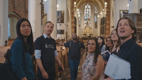 Menschen stehen in der Leipziger Thomaskirche.