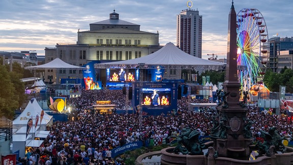 In Leipzig verfolgen 14000 Fans das Spiel in der offiziellen UEFA Fanzone auf dem Augustusplatz.