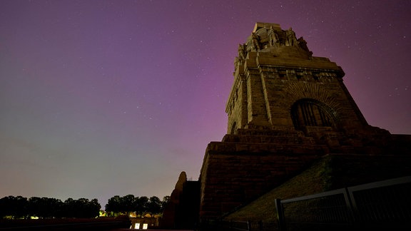 Polarlichter am Völkerschlachtdenkmal.