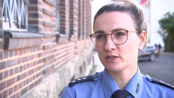 Eine Frau in Uniform schaut in die Kamera. 