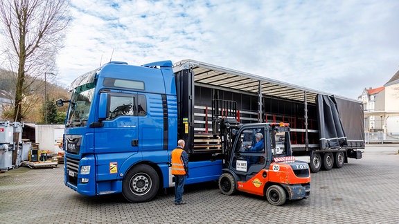 Berufskraftfahrer in der Ladezone beim Be- und Entladen eines LKW