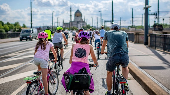 Demonstration auf dem Fahrrad von Fridays for Future Dresden und Verkehrswende Dresden.