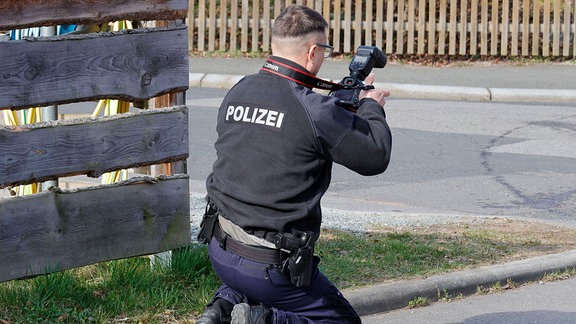 Ermittler bei Spurensicherung an einem Tatort