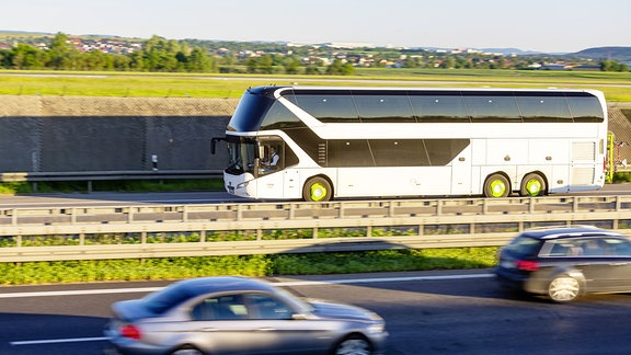 Ein Reisebus auf der Straße.