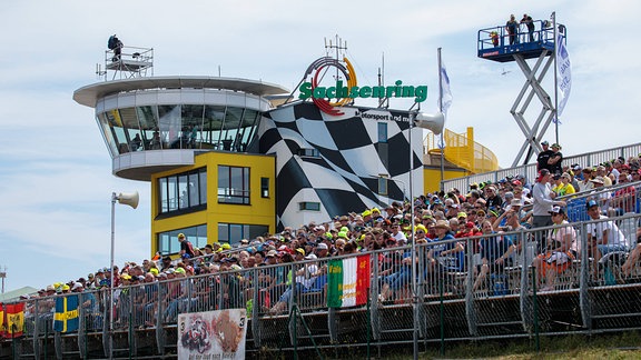 Training Tower Sachsenring mit Zuschauer.