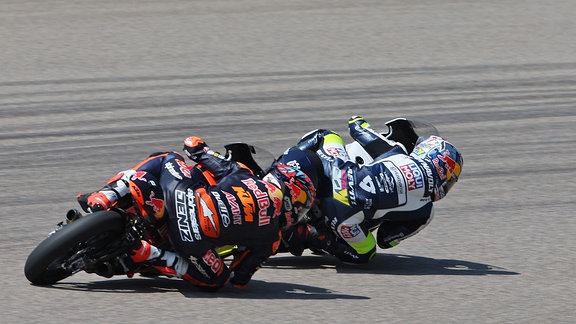 Zwei Motorradfahrer bei einem Rennen auf dem Sachsenring