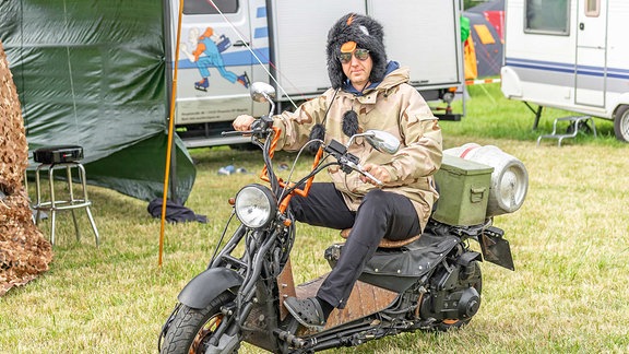 Ein Fan mit einem Party Moped am Ankerberg